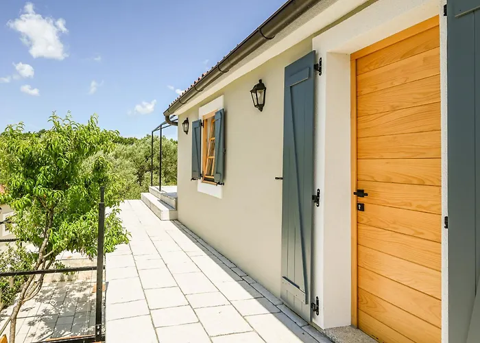 Medanni - Boutique House In Nature With Pool アパート イゾラ